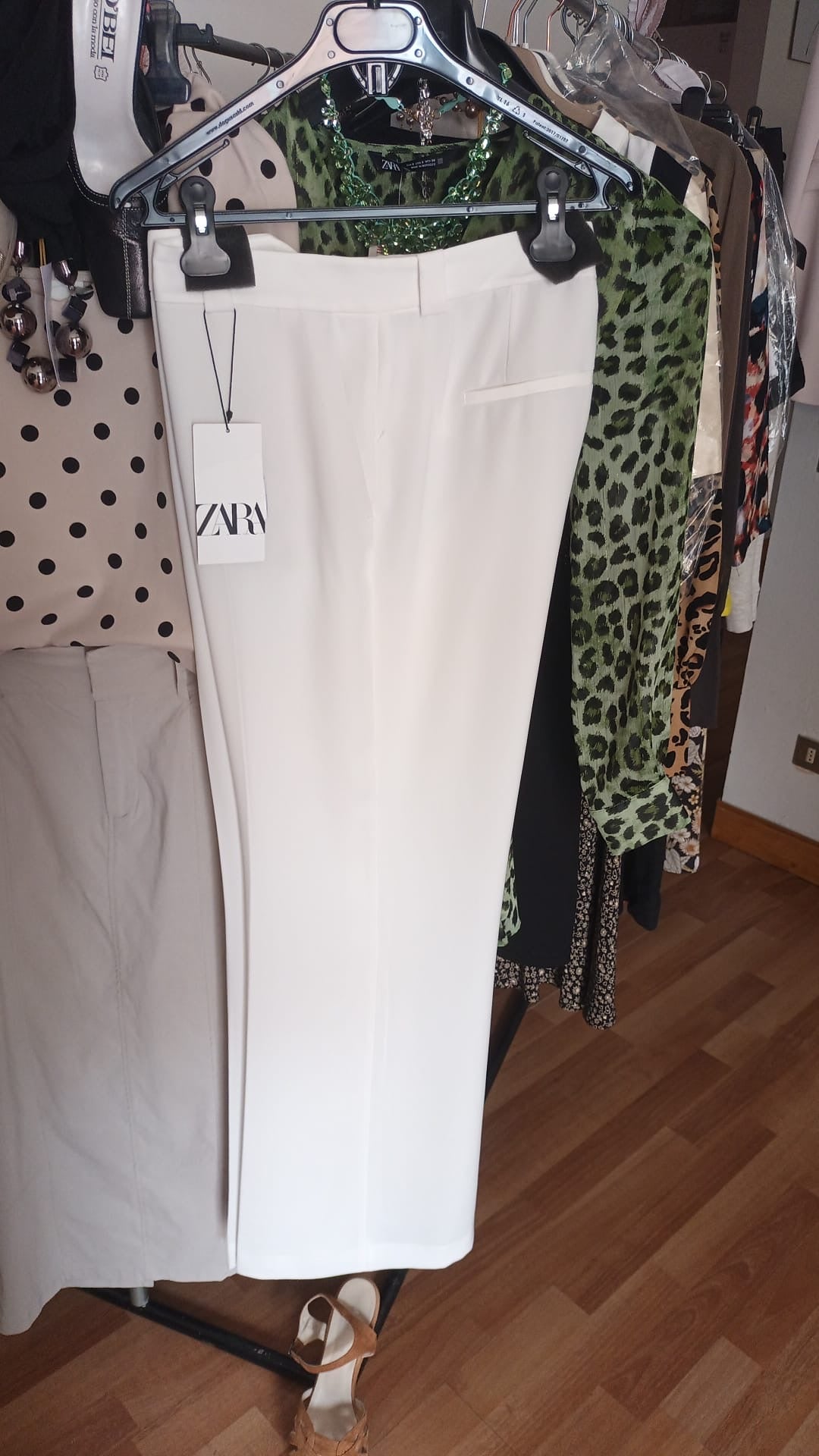 Camicia raso donna  tg M €10, pantalone Zara nuovo tgXL € 35 , sandalo donna n 39 €10